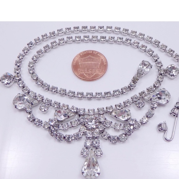 Estate vintage EUC Rhinestone festoon style.Measuring approximately 16 in drop. - Picture 2 of 7